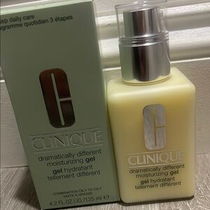 Clinique Dramatically Different Moisturizing Gel - Cream